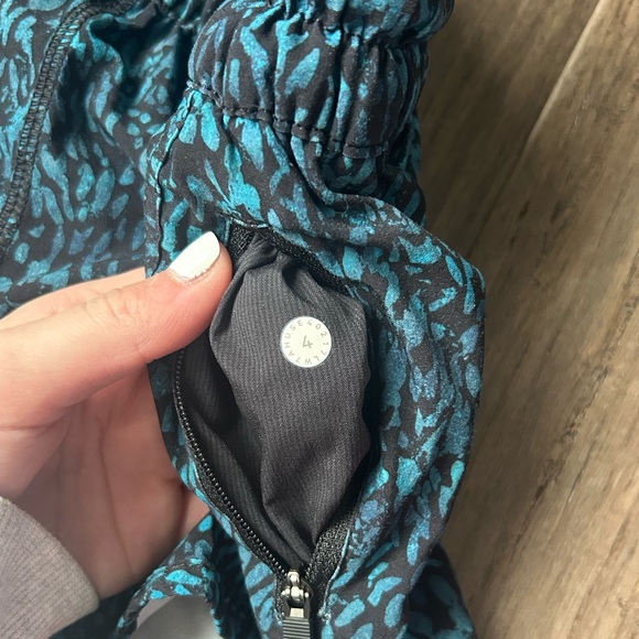 Lululemon shorts size 4 - Picture 3 of 3